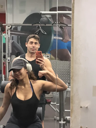 Ma femme et moi dans une salle de sport, devant le miroir