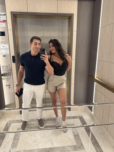 Ma femme et moi dans un ascenseur, en tenue de ville