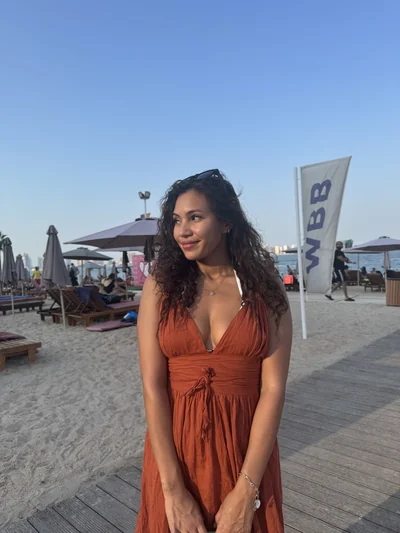 Mon épouse en robe longue sur la plage d'un beach club