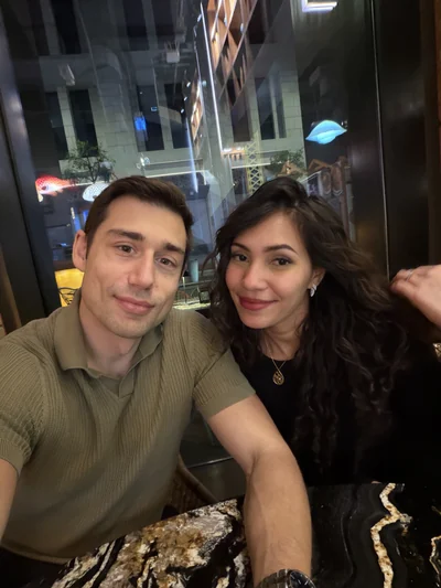 Ma femme et moi au restaurant, le soir