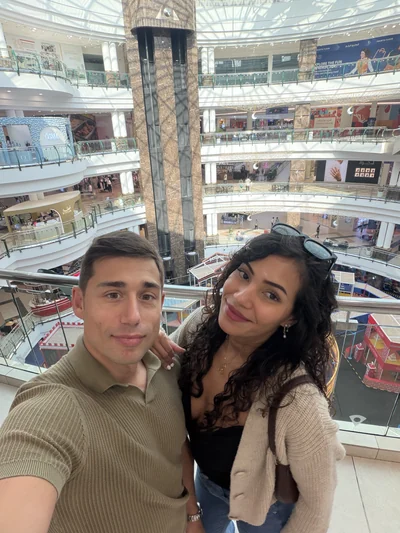 Ma femme et moi dans un centre commercial de Doha, vue plongeante sur plusieurs étages