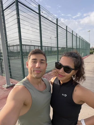 Ma femme et moi en tenue de sport devant les courts de tennis