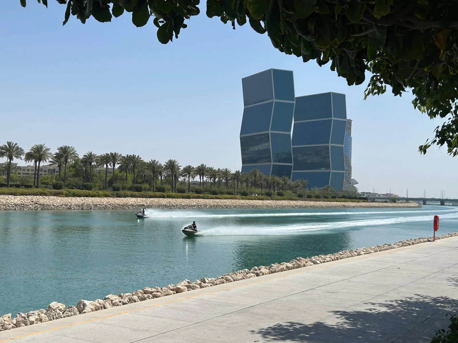 Un jet-ski sur le plan d'eau de Lusail, devant les tours bleues, vu depuis la promenade