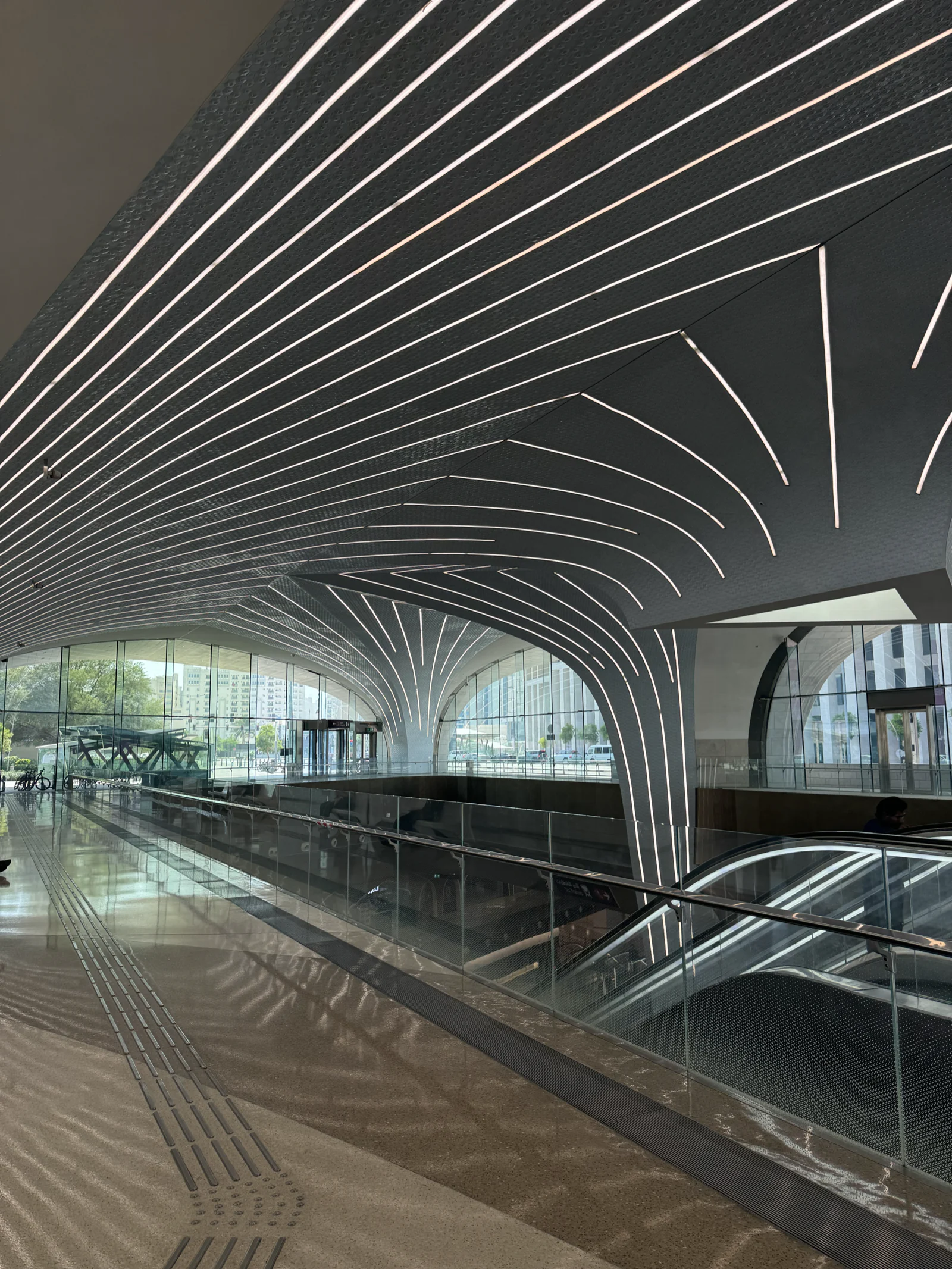 La station de métro de Msheireb, son plafond nervuré et ses escalators