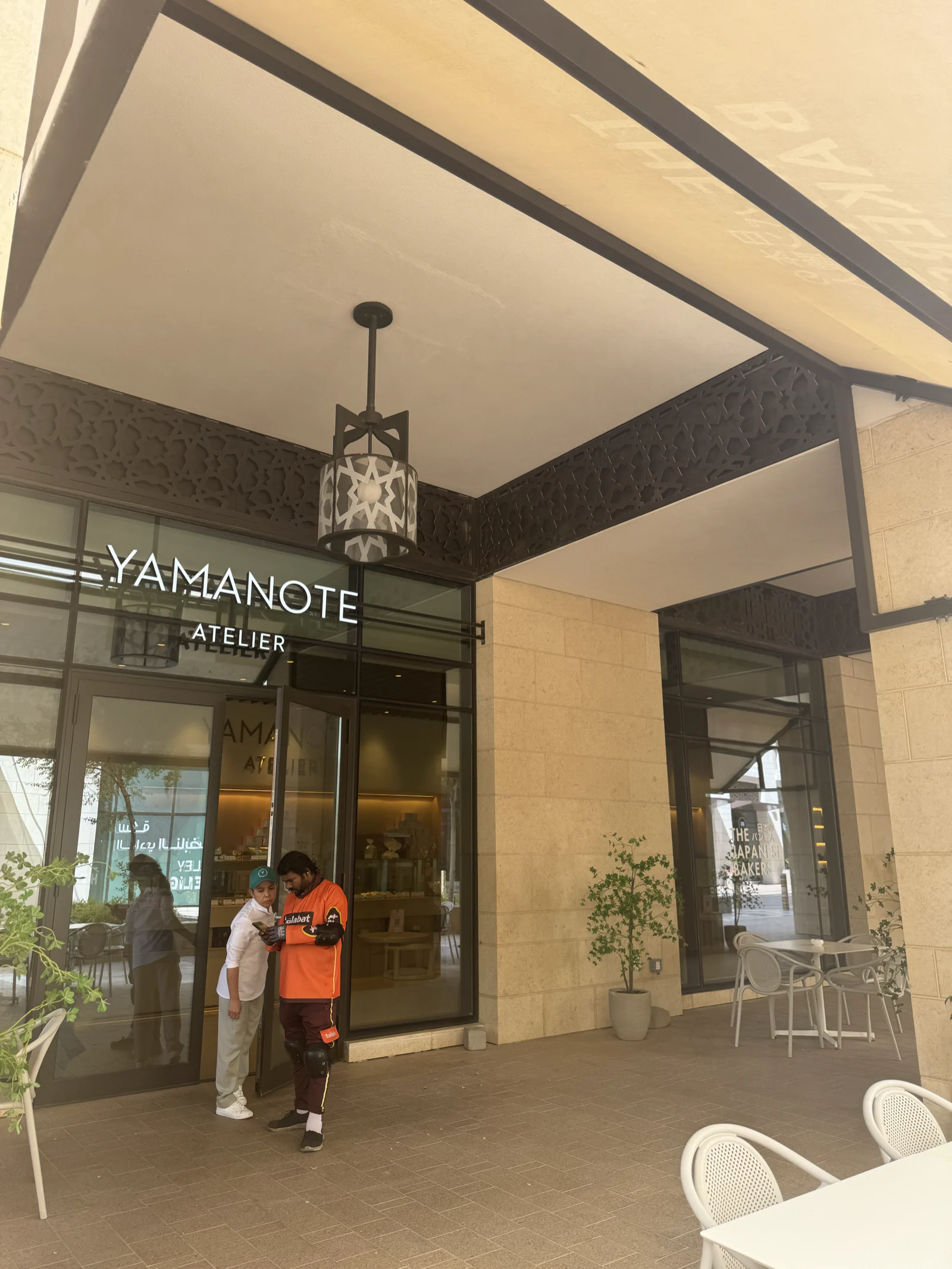 Devanture d'un café sous les arcades de Msheireb, en fin de journée