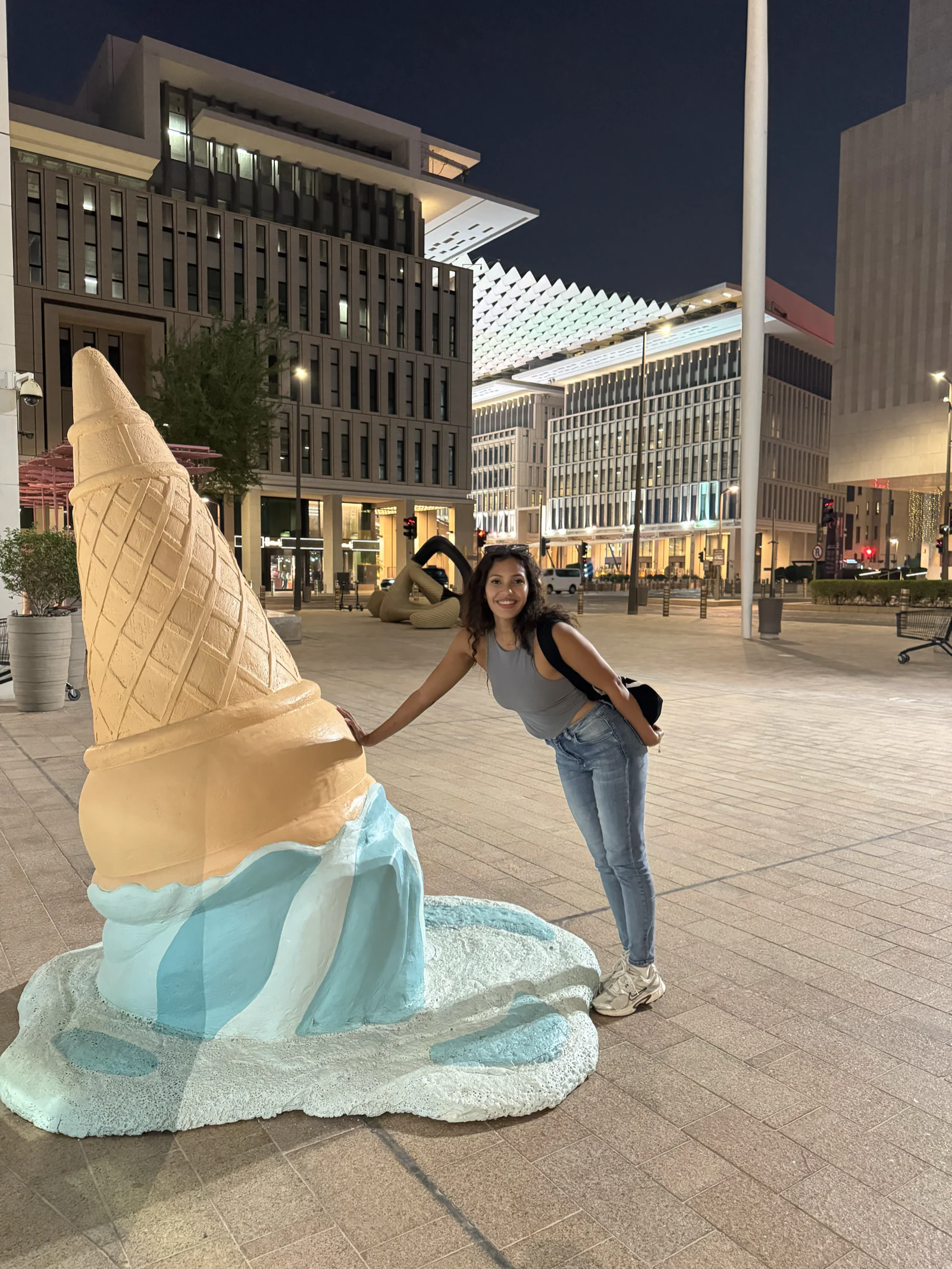 Sculpture géante en forme de cornet de glace sur une place de Msheireb, à la tombée du jour