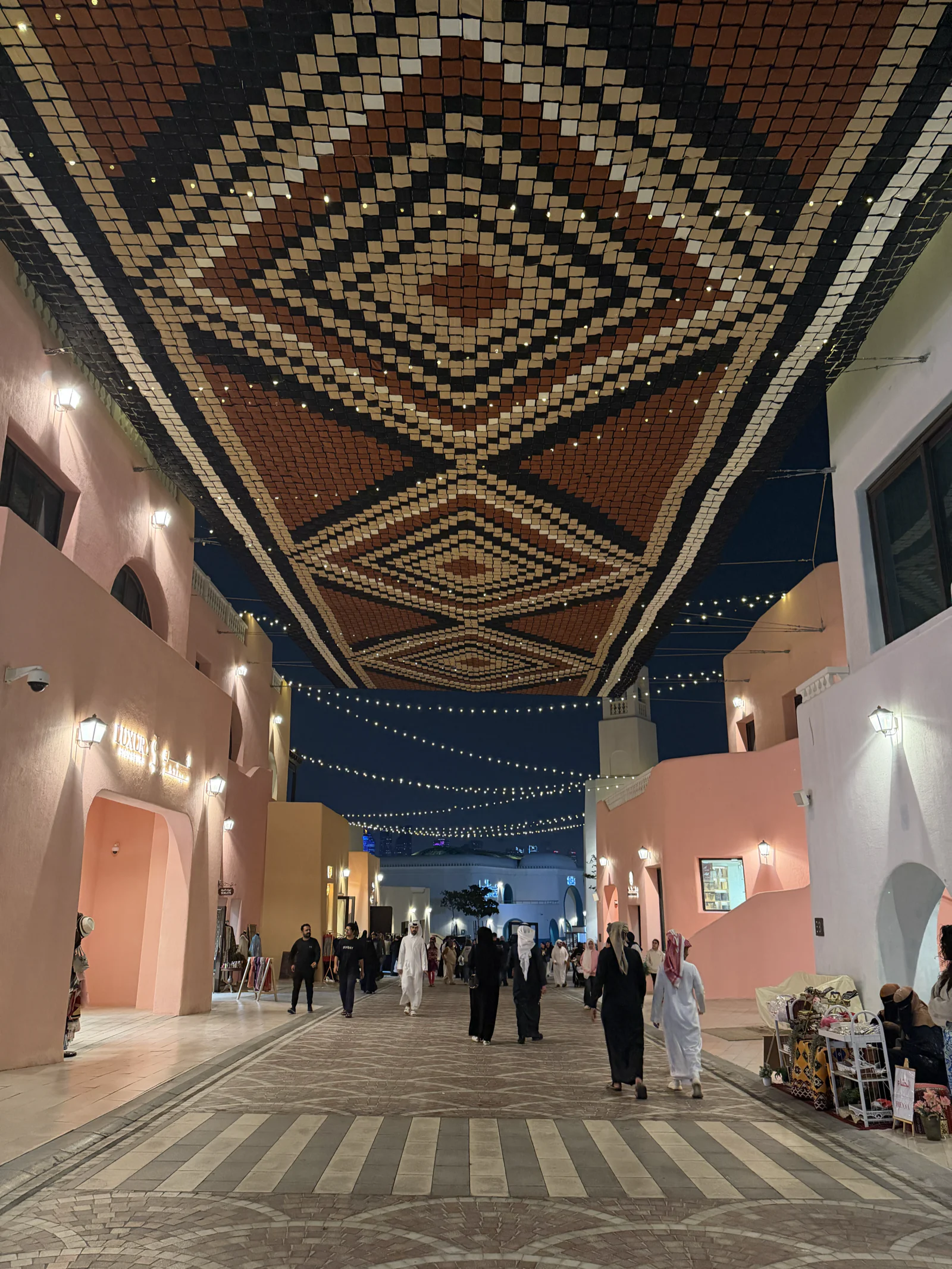 Passage couvert du vieux port de Doha, plafond à motifs géométriques et guirlandes lumineuses