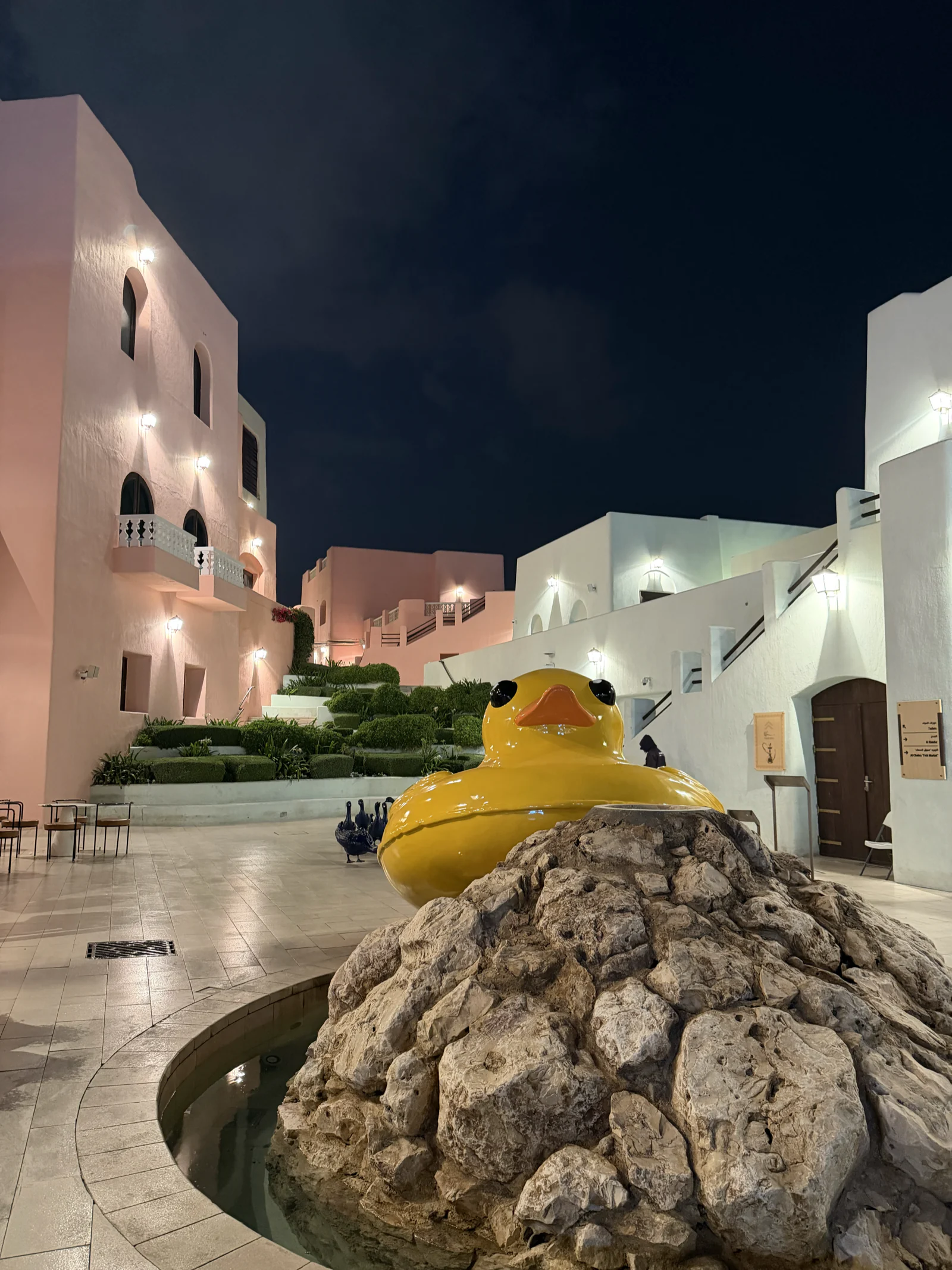 Sculpture de canard jaune posée sur un rocher, sur une place du vieux port de Doha