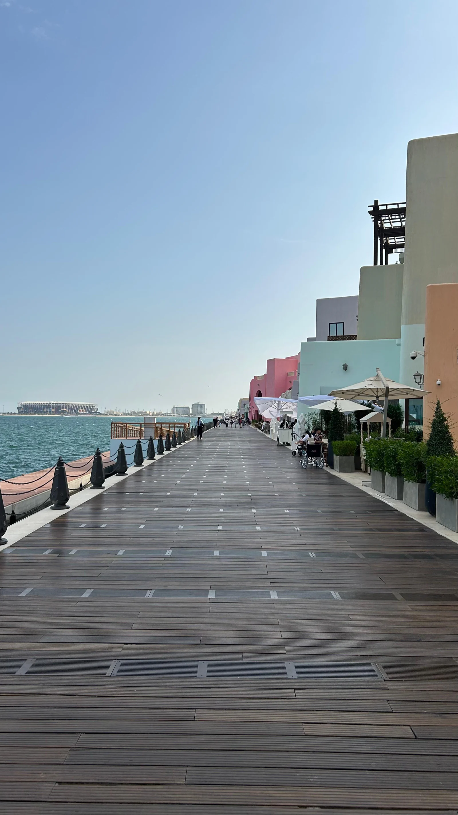 Ponton de bois menant vers la mer, le long du vieux port de Doha