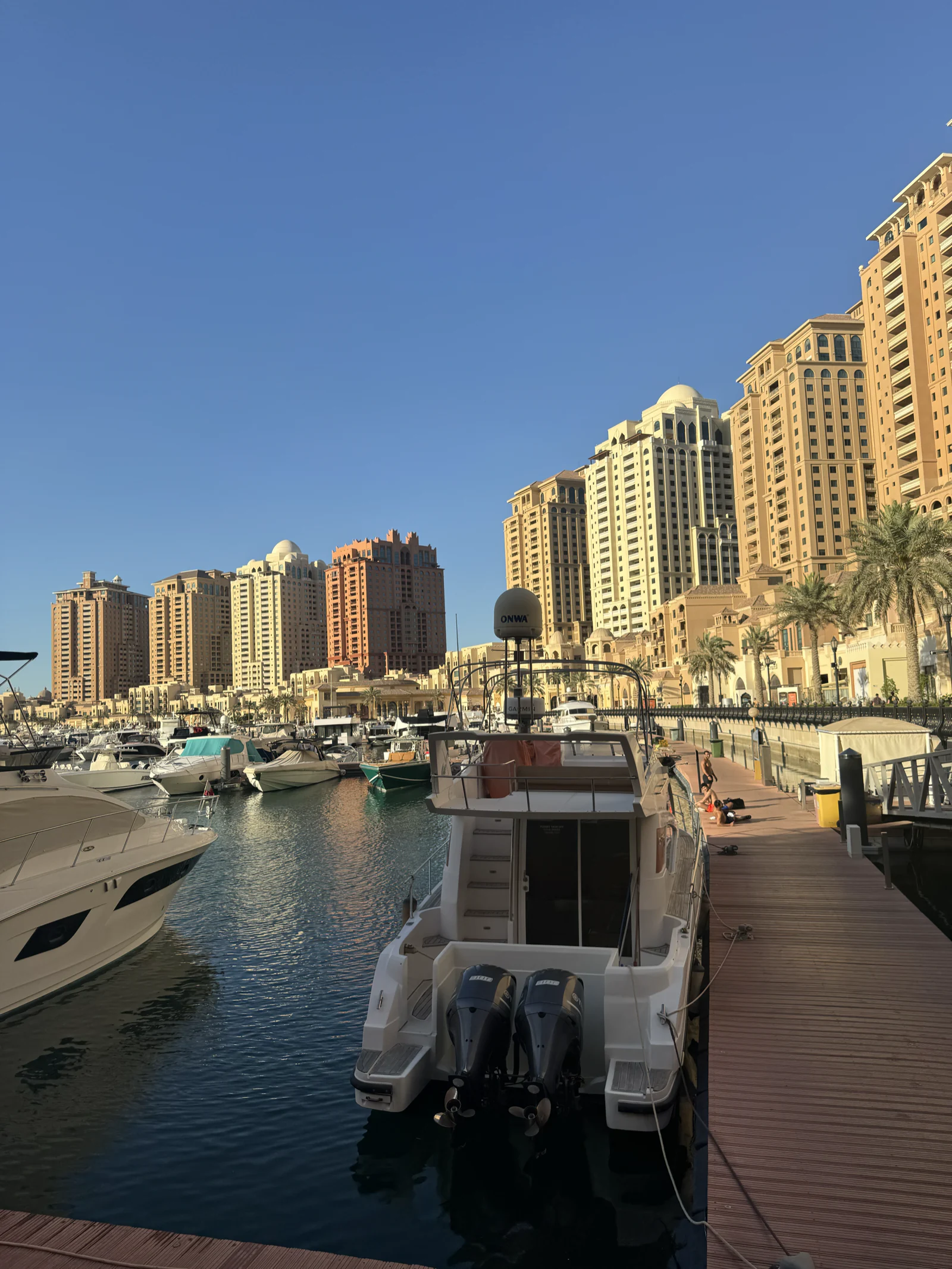 La marina de Porto Arabia à The Pearl, yachts amarrés devant les tours résidentielles