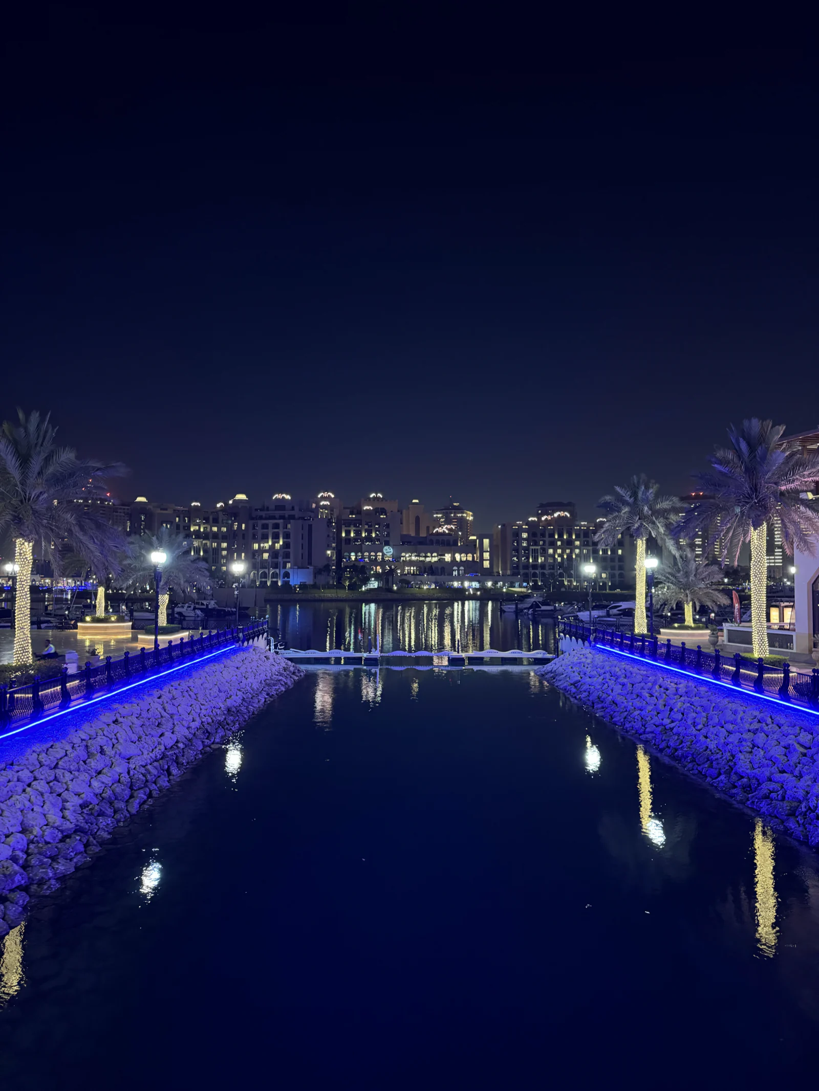 La marina de Porto Arabia illuminée en bleu à la tombée de la nuit