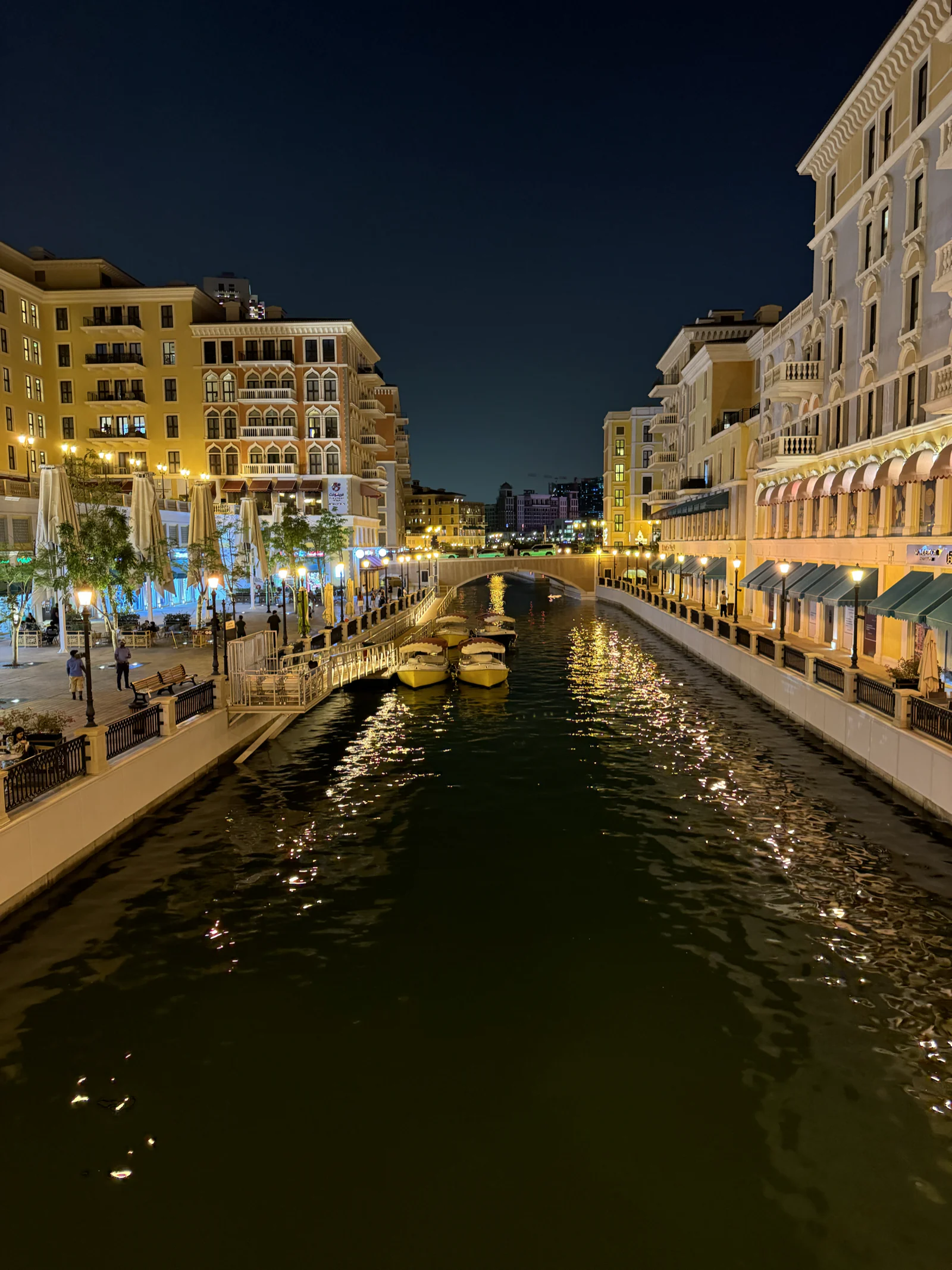 Les canaux de Qanat Quartier la nuit, terrasses de restaurants éclairées de part et d'autre