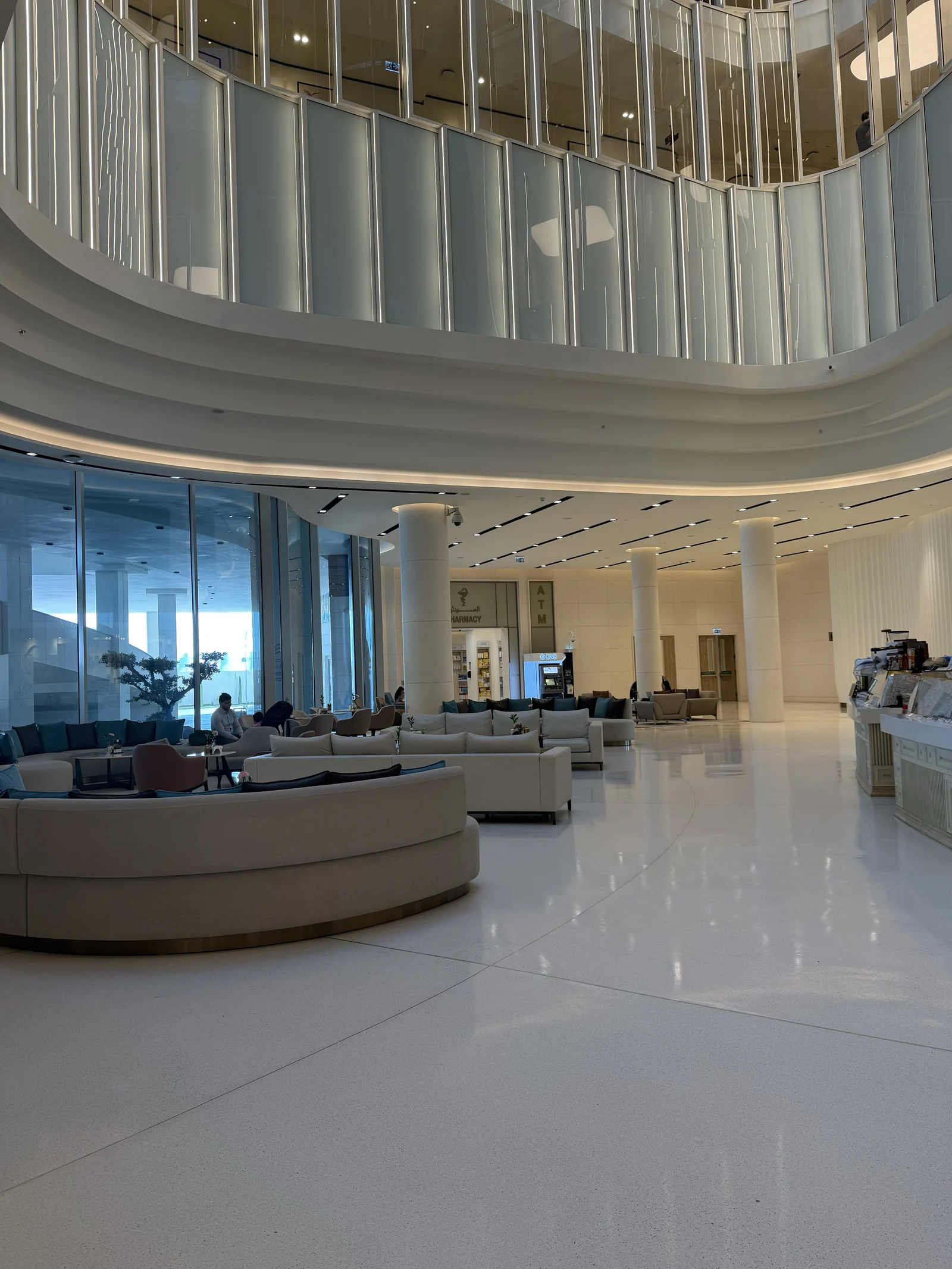 Le hall d'accueil de The View Hospital, banquettes courbes et façade entièrement vitrée